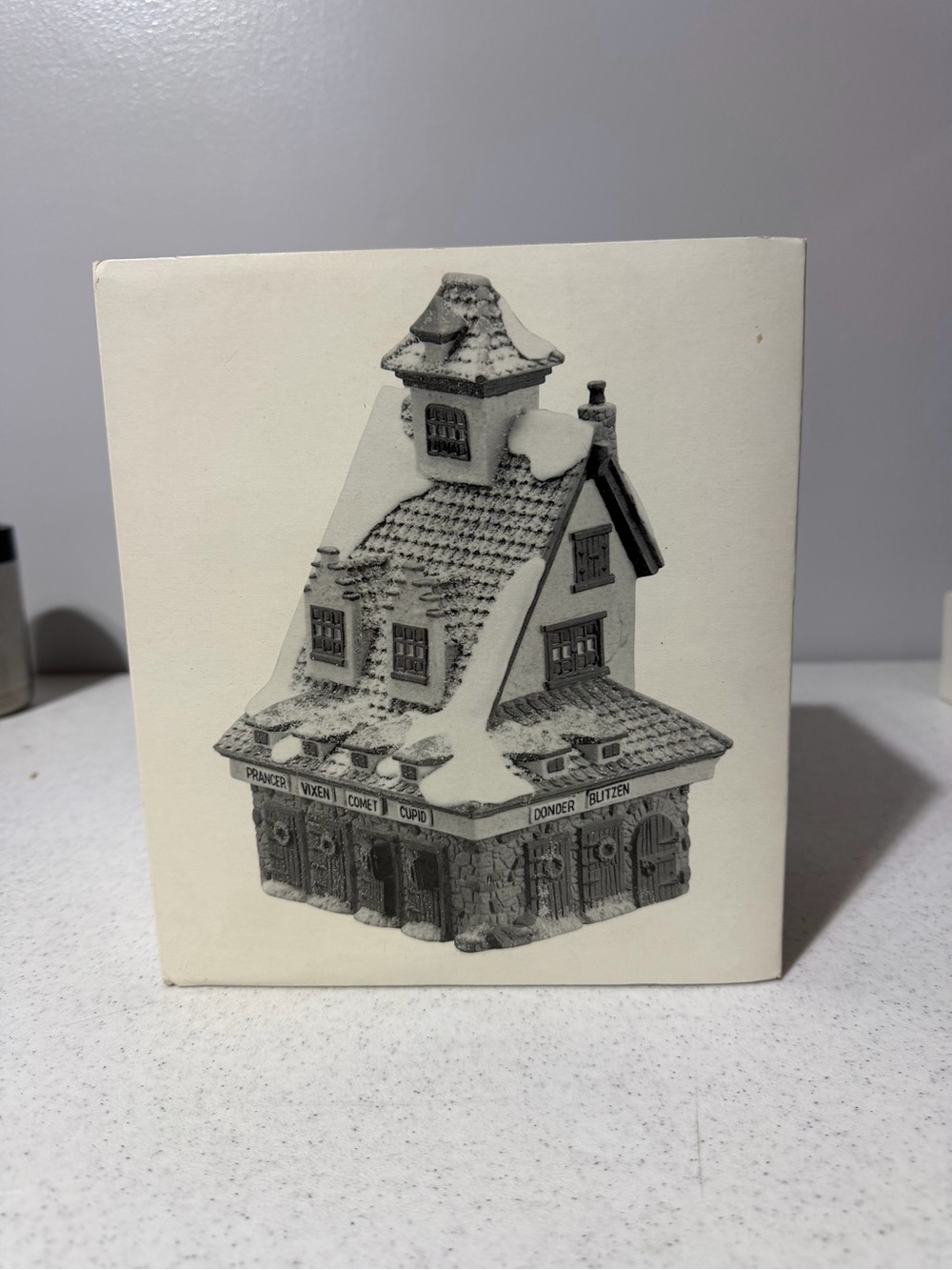 RETIRED Dept 56" Reindeer Barn" North Pole Series 5601-4